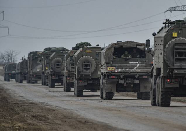 Tropas russas avançam para a Ucrânia na estrada perto de Armiansk, na Crimeia -
