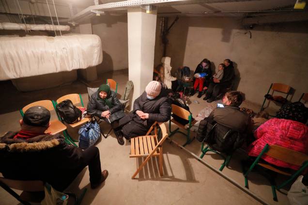 Pessoas usam o porão de uma escola como abrigo para passar a noite, em Kiev -