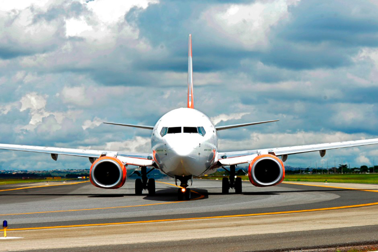AIRPLANE ON THE RUNWAY - Privatization has improved the quality of services provided to companies and passengers -