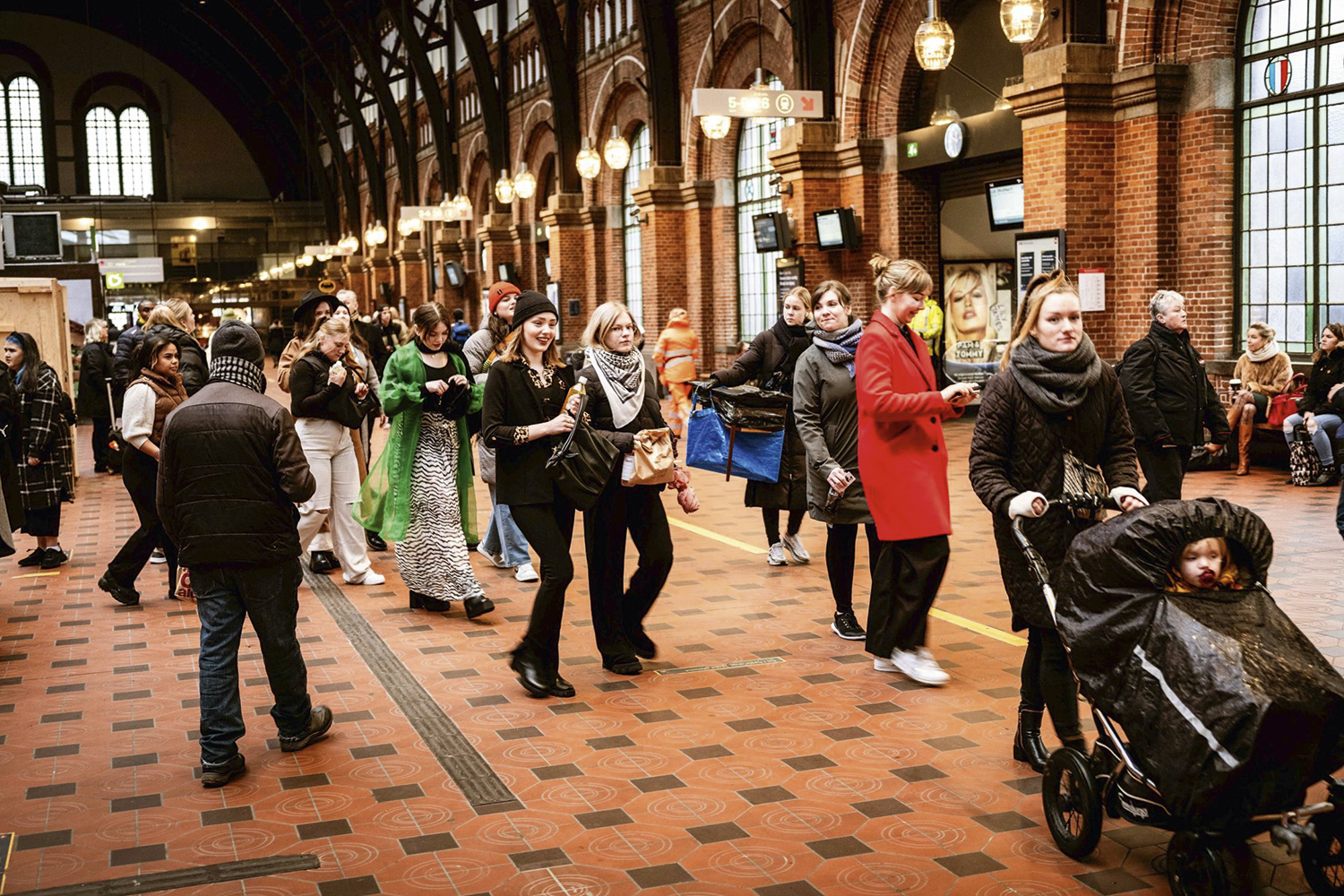A VIDA SEM MÁSCARAS - Copenhague, na Dinamarca: a população retoma o hábito de passear nos centros comerciais -