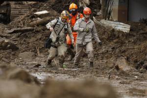 Destruição causada pela lama de deslizamentos de terra das chuvas em Petrópolis