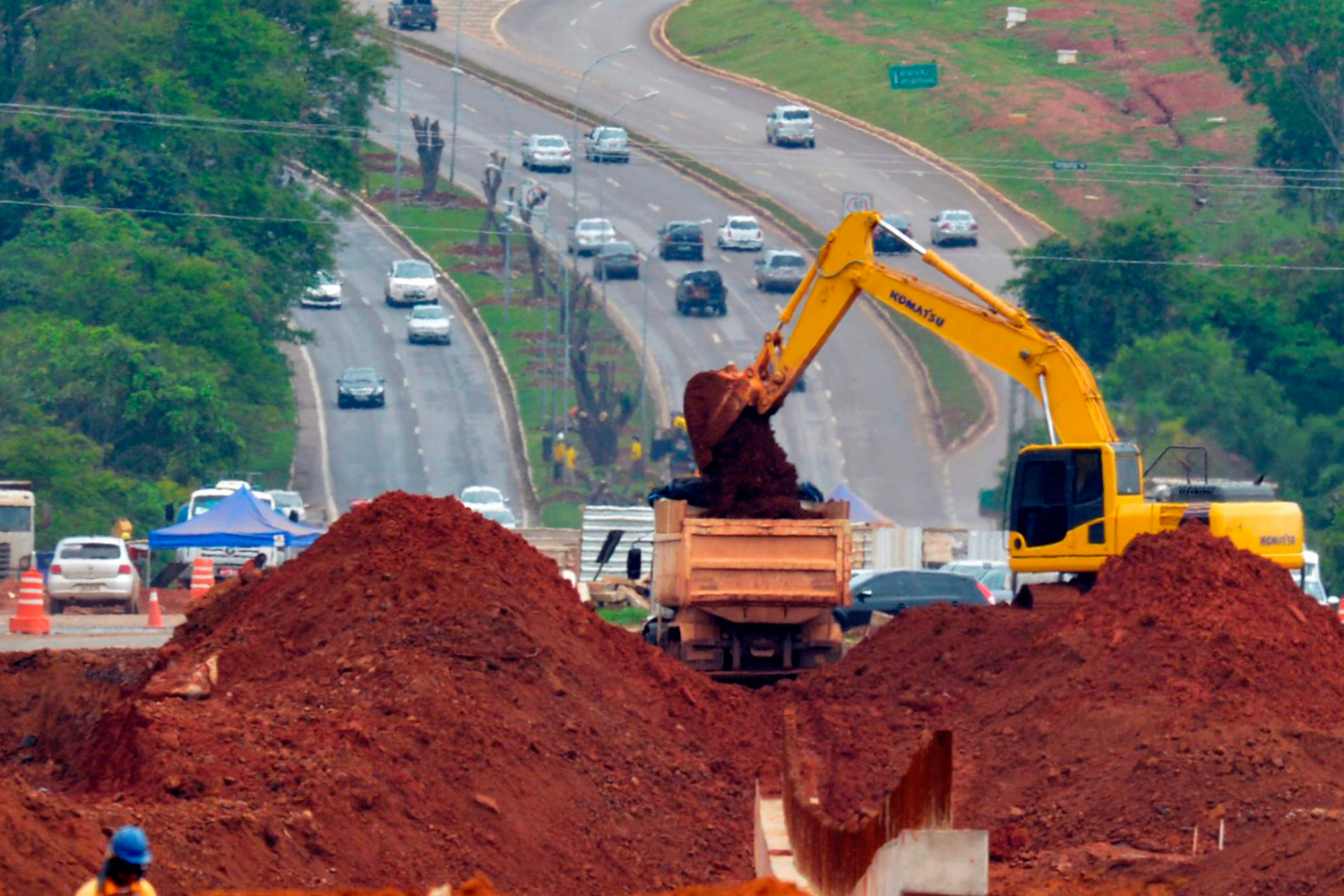 obrasdeinfraestruturaembraslia OBRA EM RODOVIA - Investimentos federais em transportes chegaram, em 2020, ao pior patamar desde 2005 -