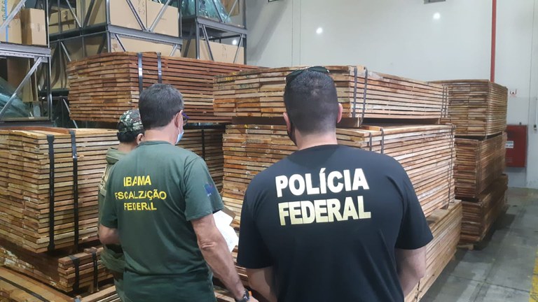 Operação de fiscalização da Polícia Federal de carregamento de madeira em Manaus (AM)