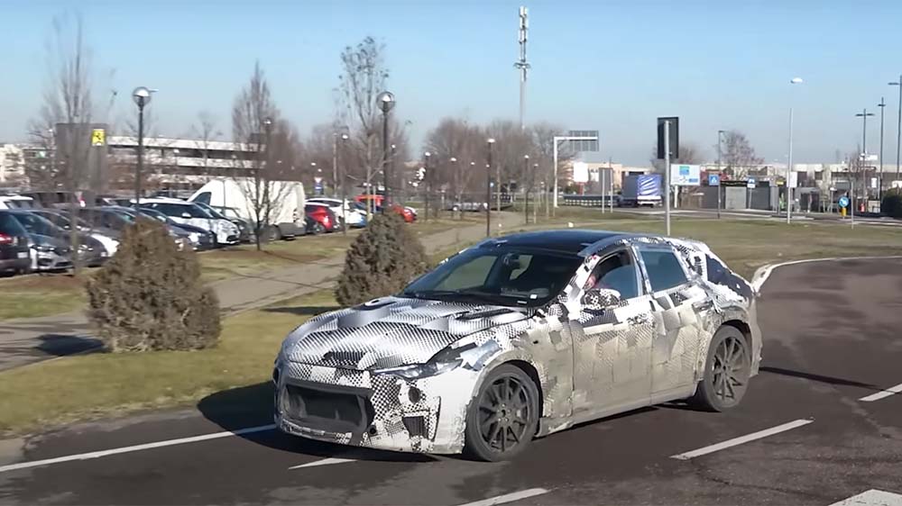 A Ferrari Purosangue flagrada com pesada camuflagem em Maranello, na Itália, pelo youtuber Arryx -