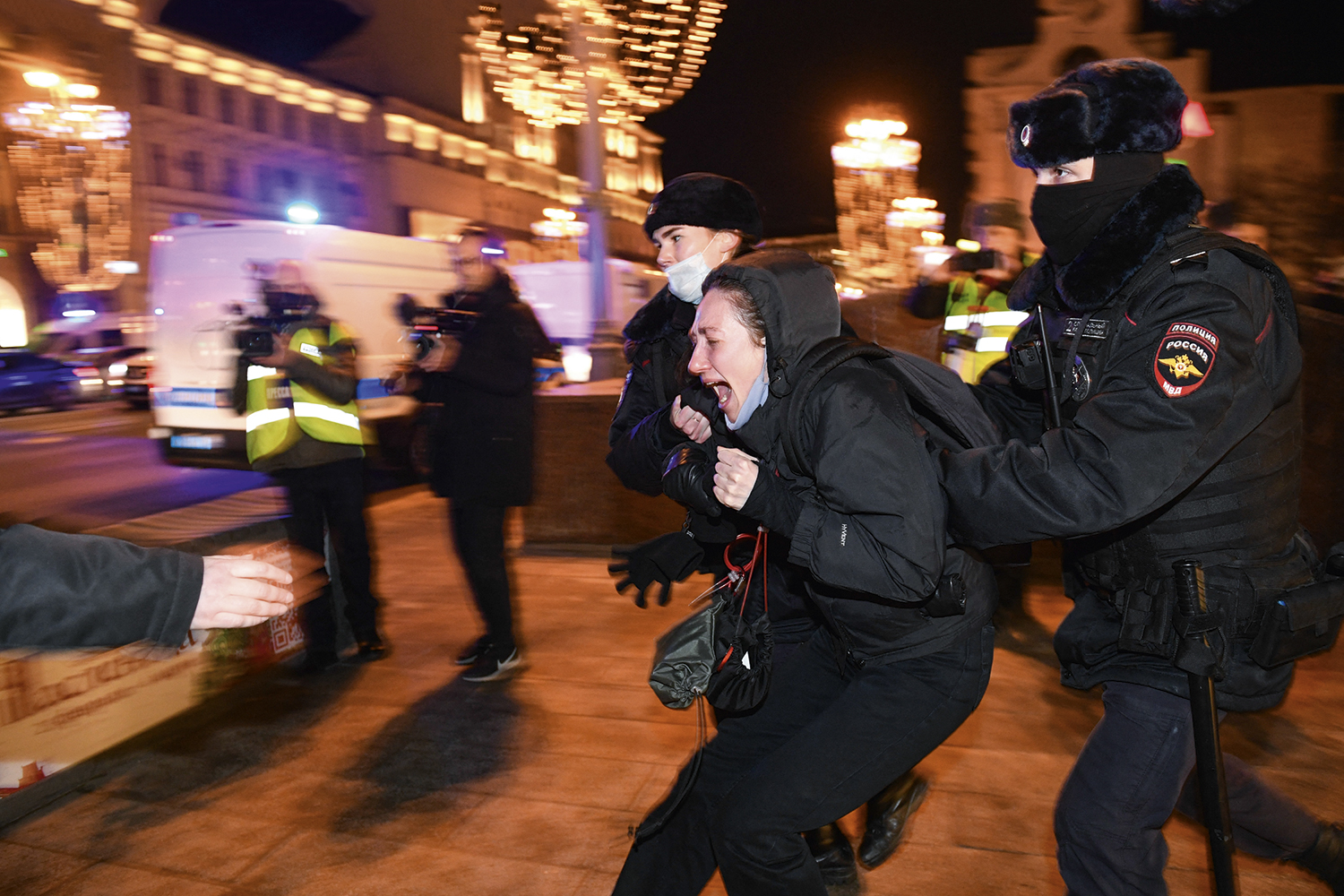 REPRESSÃO - Polícia dispersa protesto em Moscou: posicionamentos contra Putin migraram para as redes sociais -