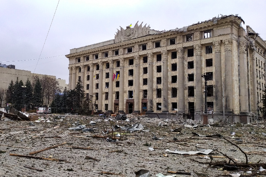 Centro da cidade de Kharkiv após ataque russo atingir prédio do governo - 01/03/2022 -