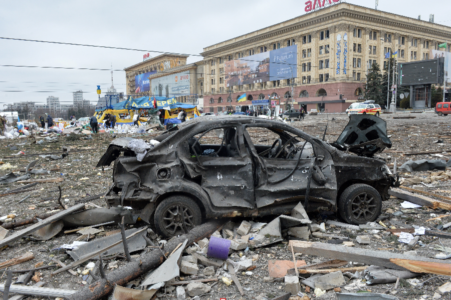 Carro destruído após ataque da Rússia ao centro de Kharkiv, segunda maior cidade da Ucrânia - 01/03/2022 -