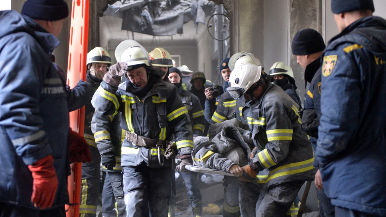 Bombeiros resgatam pessoa em meio aos escombros em Kharkiv