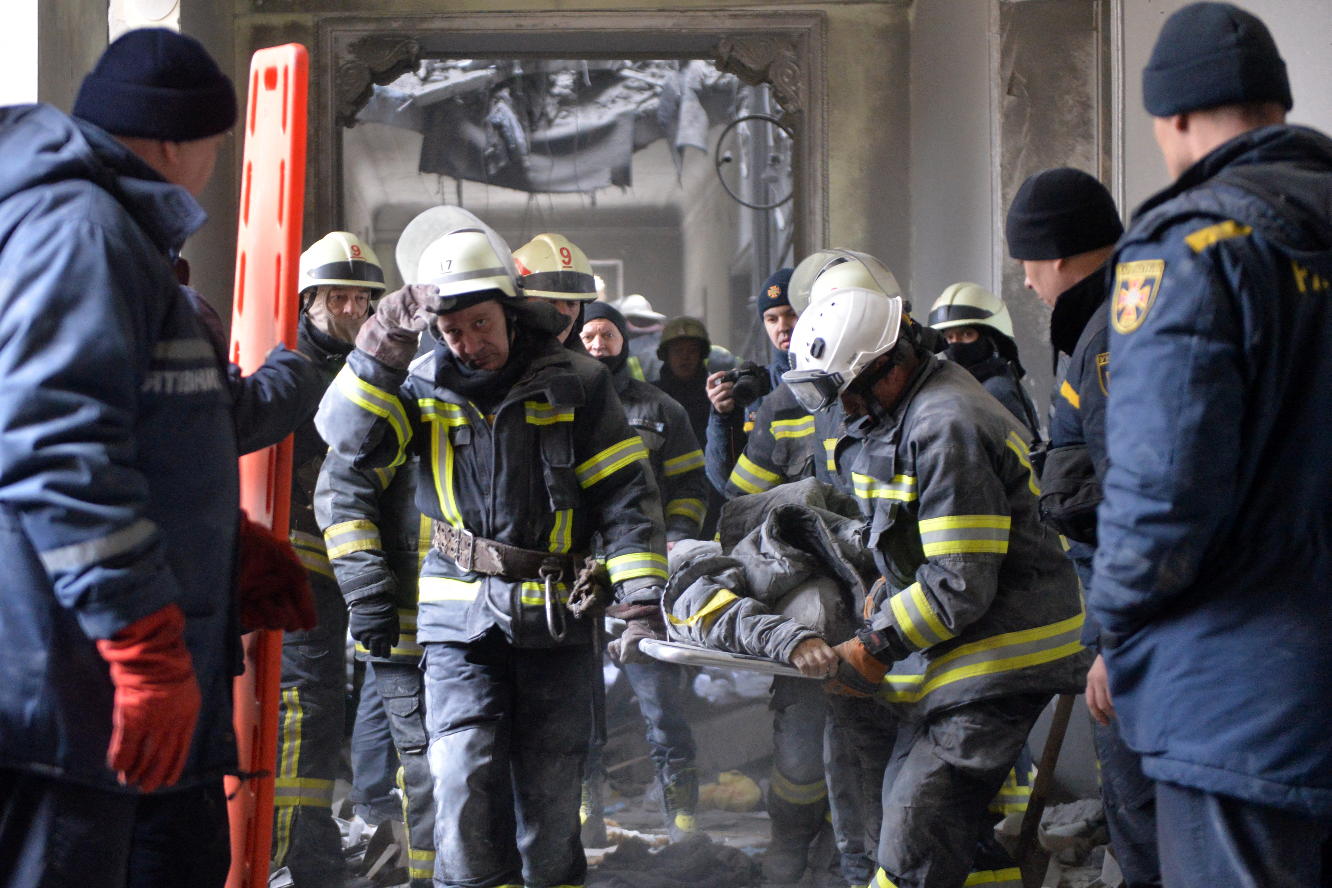 Bombeiros resgatam pessoa em meio aos escombros em Kharkiv