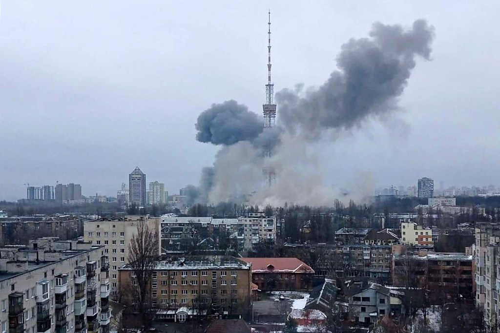 Forças russas atacaram uma torre de TV em Kiev, capital da Ucrânia (1/03/2022) -