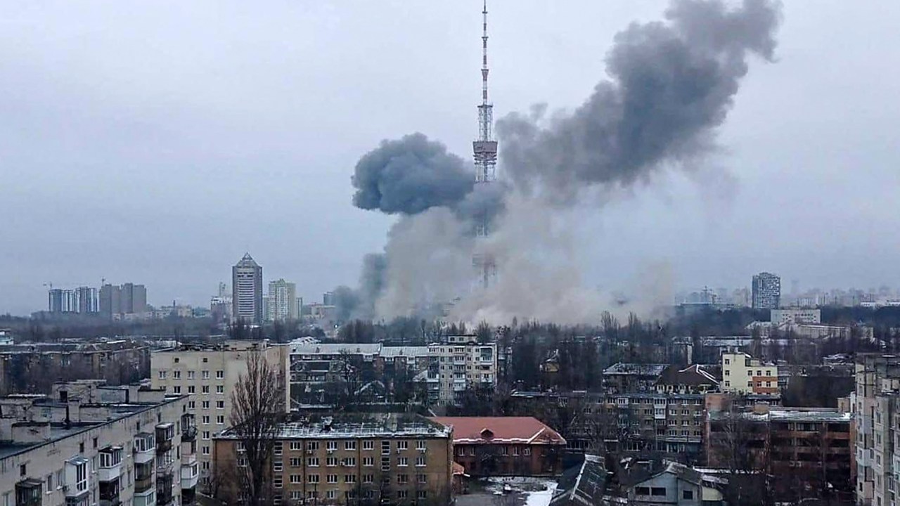 Forças russas atacaram uma torre de TV em Kiev, capital da Ucrânia (1/03/2022) -