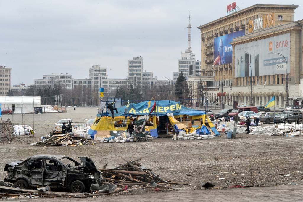 UKRAINE-RUSSIA-CONFLICT A view of the square outside the damaged local city hall of Kharkiv on March 1, 2022, destroyed as a result of Russian troop shelling. - The central square of Ukraine's second city, Kharkiv, was shelled by advancing Russian forces who hit the building of the local administration, regional governor Oleg Sinegubov said. Kharkiv, a largely Russian-speaking city near the Russian border, has a population of around 1.4 million. (Photo by Sergey BOBOK / AFP)