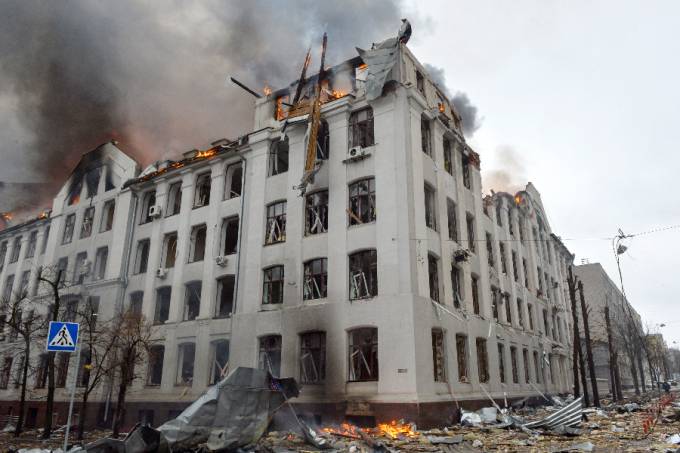 Bombeiros trabalham para conter incêndio no prédio do Departamento de Economia da Universidade Nacional Karazin, em Kharkiv, que teria sido atingido durante bombardeio russo – 02/03/2022 –