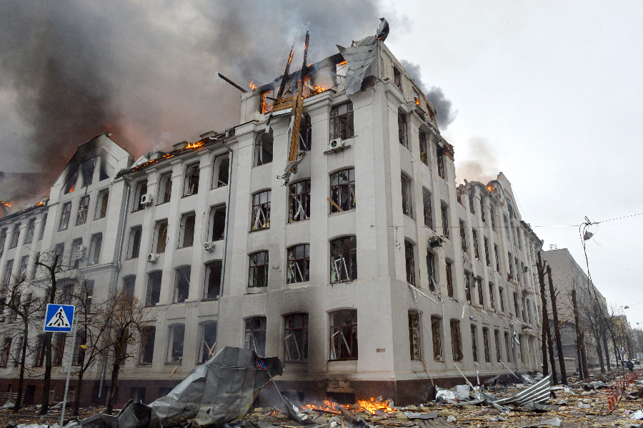 Bombeiros trabalham para conter incêndio no prédio do Departamento de Economia da Universidade Nacional Karazin, em Kharkiv, que teria sido atingido durante bombardeio russo - 02/03/2022 -
