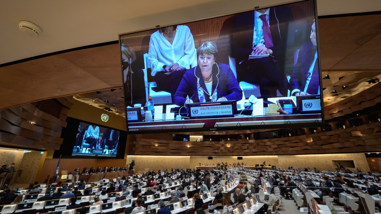 Alta comissária das Nações Unidas para os Direitos Humanos, Michelle Bachelet, discursa durante debate do Conselho de Direitos Humanos da ONU, em Genebra. 03/03/2022