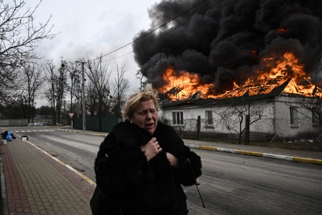 Casa em chamas após ser bombardeada na cidade de Irpin, nos arredores de Kiev -