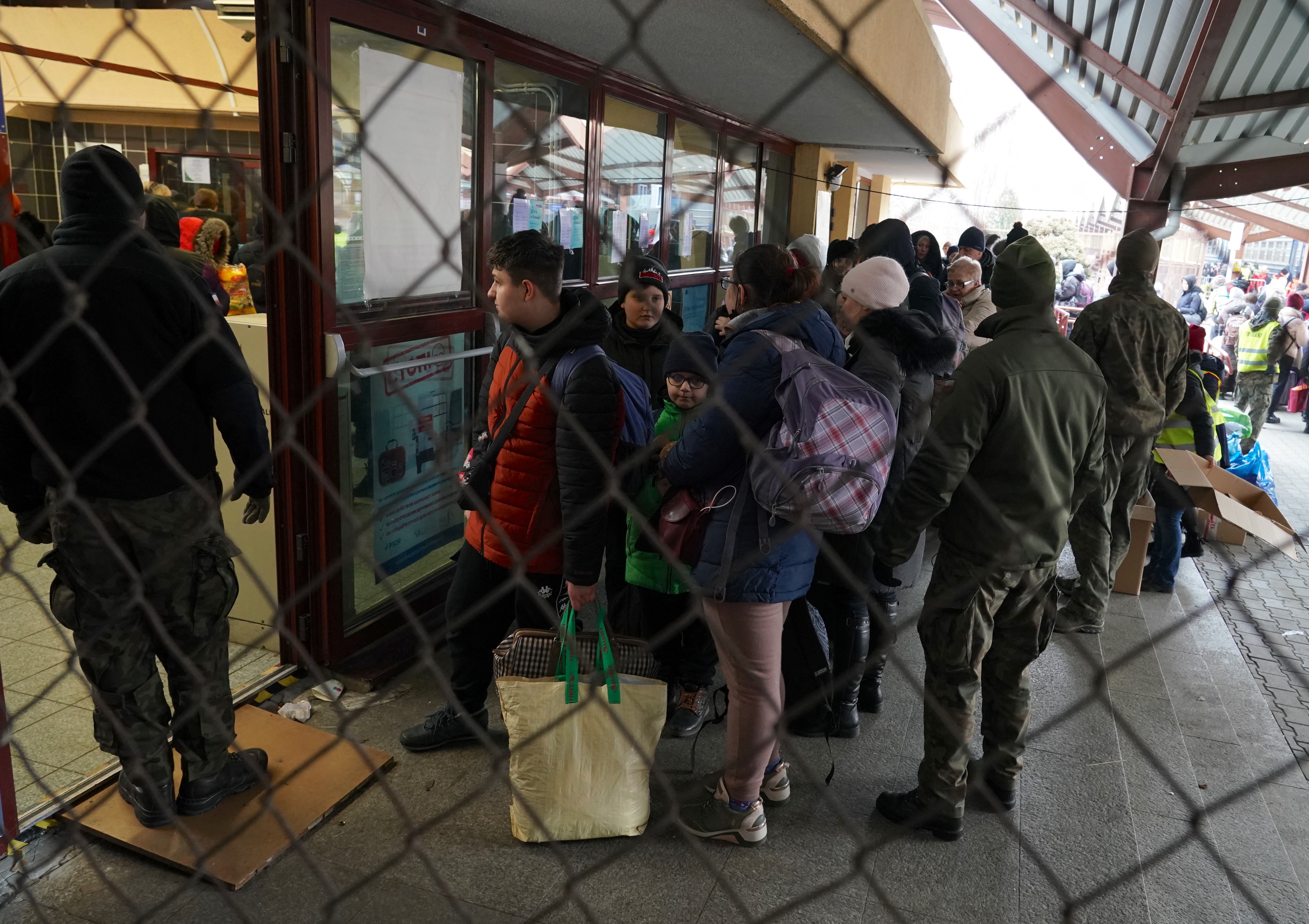 Refugiados rusos y ucranianos cruzan la frontera de México a Estados Unidos