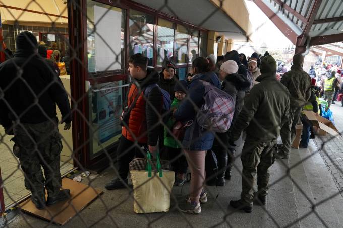 Refugiados rusos y ucranianos cruzan la frontera entre México y Estados Unidos