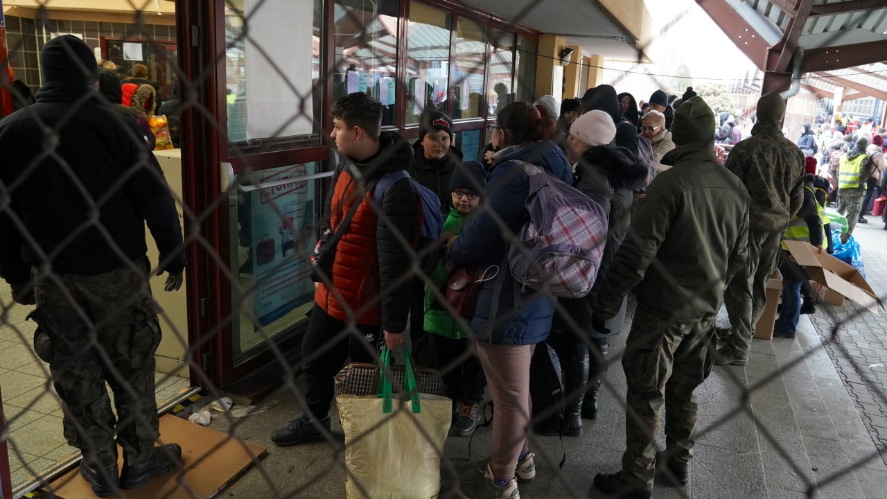 Refugiados da Ucrânia chegam a estação de Przemysl, no leste da Polônia. 04/03/2022
