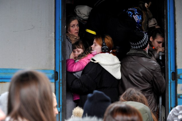 Pessoas tentam pegar um trem de evacuação, na estação central de Kiev -