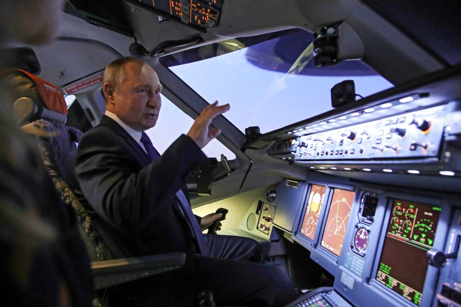 O presidente russo, Vladimir Putin, durante sua visita ao complexo de treinamento de aviação da Aeroflot, nos arredores de Moscou -