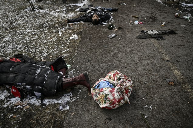 Corpos de civis no chão em um parque em Irpin, ao norte de Kiev -