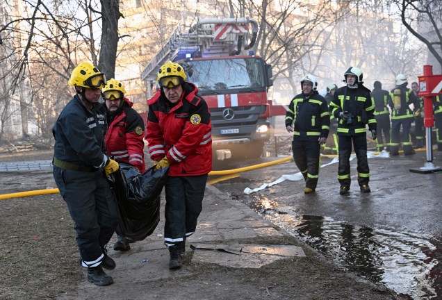 Equipe de emergência retira o corpo de um morador de um prédio residencial de 16 andares que foi destruído em Kiev -