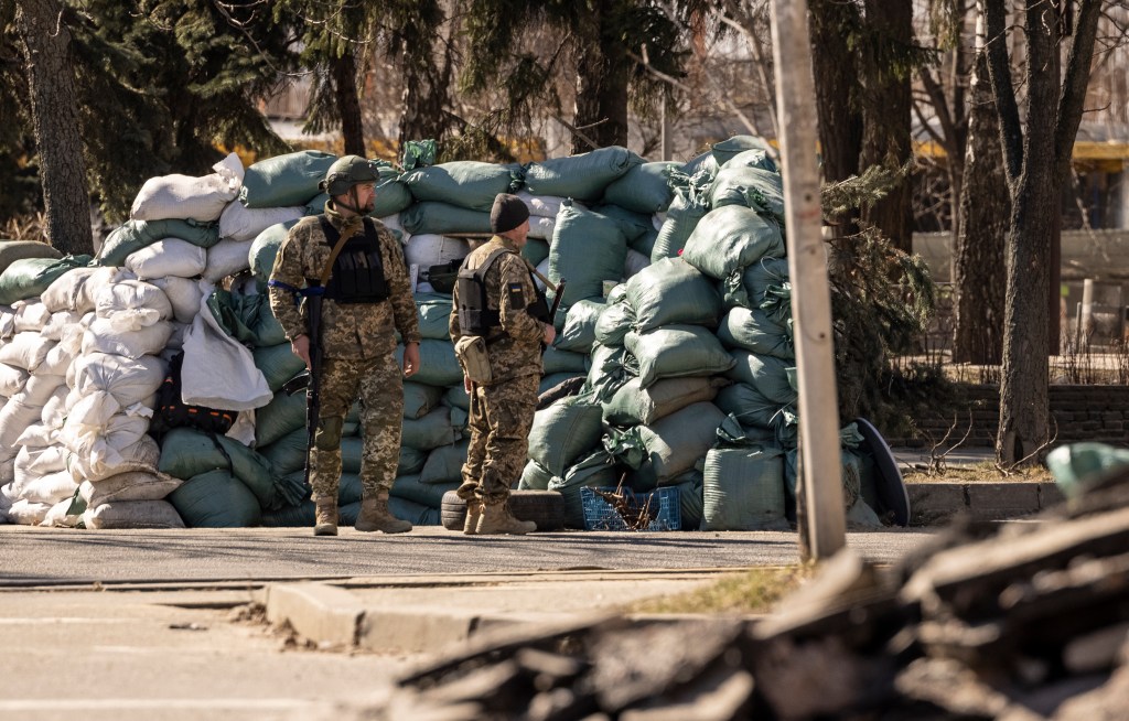 Militares ucranianos vistos em barricada montada em posto de controle nos arredores de Kiev. 21/03/2022