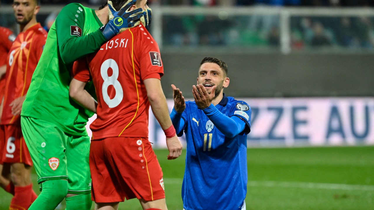 Domenico Berardi lamenta na derrota italiana diante da Macedônia do Norte