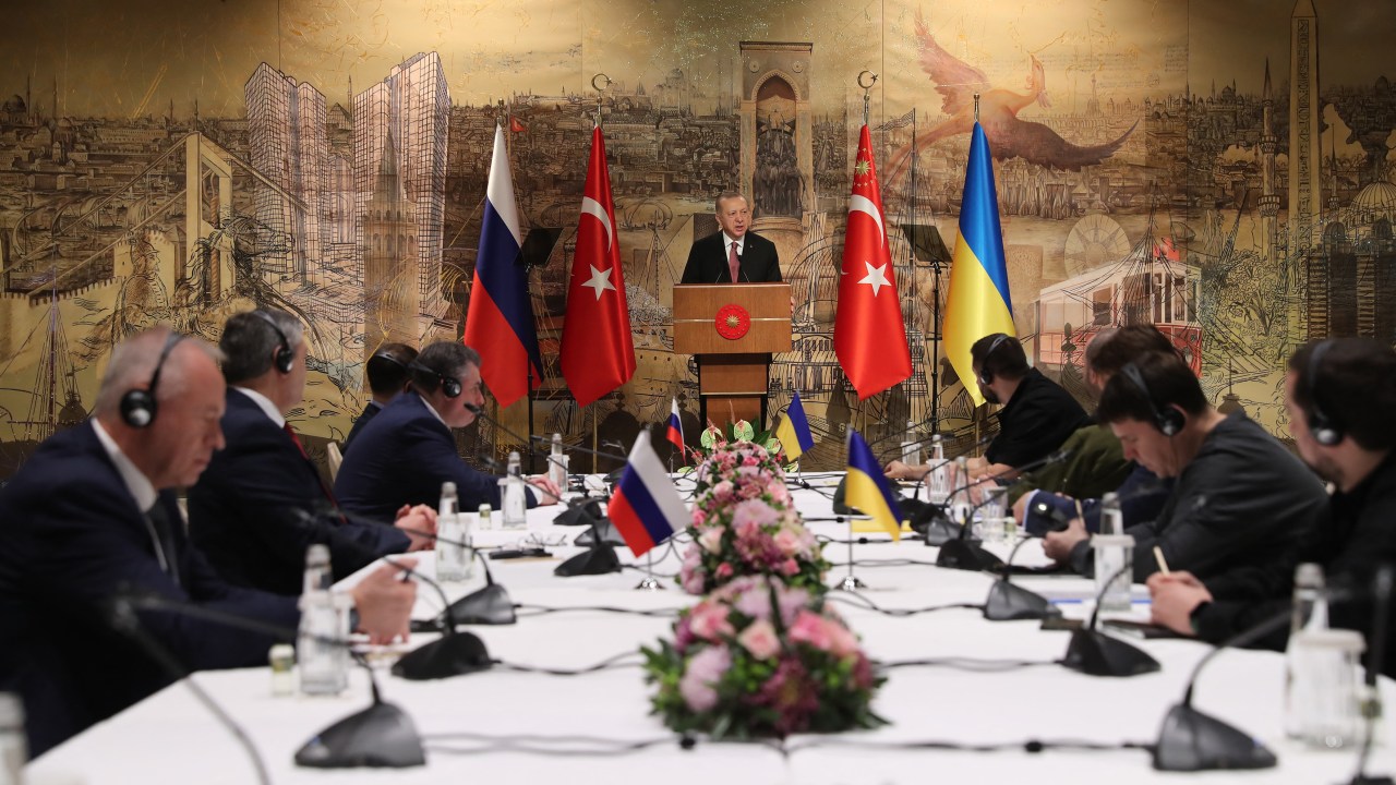 Presidente turco, Tayyip Erdogan, recebe representantes russos e ucranianos em Istambul. 29/03/2022