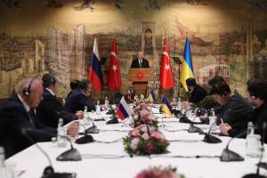 Presidente turco, Tayyip Erdogan, recebe representantes russos e ucranianos em Istambul. 29/03/2022