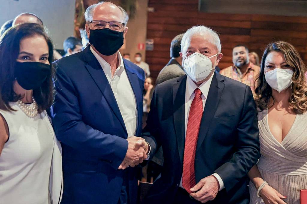Handout picture released by Brazil¥s former President (2003-2010) Luiz Inacio Lula da Silva¥S official press of him and former Sao Paulo's Governor Geraldo Alckmin (L) shaking bhands during a dinner hosted by a group of lawyers, in Sao Paulo, Brazil, on December 19, 2021. (Photo by Ricardo STUCKERT / PRESS OFFICE OF LUIZ INACIO LULA DA SILVA / AFP) / RESTRICTED TO EDITORIAL USE-MANDATORY CREDIT - AFP PHOTO / LULA DA SILVA¥S OFFICIAL PRESS / RICARDO STUCKERT - NO MAFRKETING - NO ADVERTISING CAMPAIGNS - DISTRIBUTED AS A SERVICE TO CLIENTS