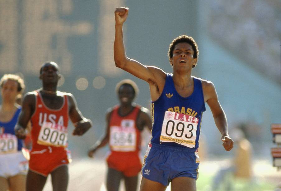 Joaquim Cruz, do Brasil, ao vencer a corrida de 800m, na Olimpíada de Los Angeles, em 1984 -