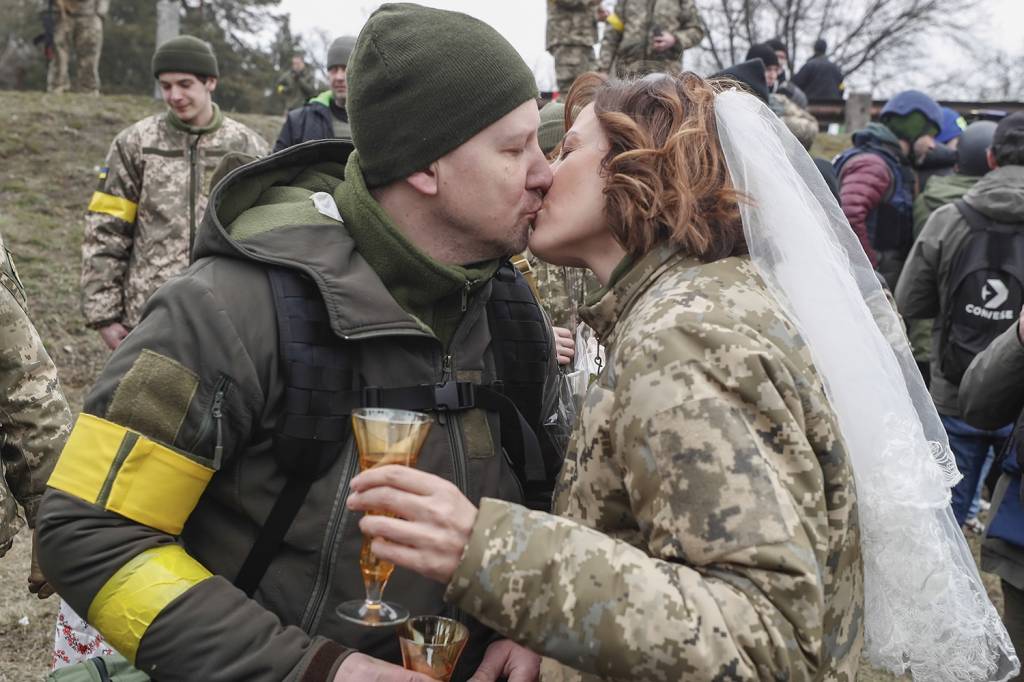 04c1b5827ae777e64daf3e5c540d1852a1252b67.jpg GUERRA E PAZ - Os soldados ucranianos Valeriy e Lesya trocaram as armas pelo champanhe para celebrar a união: amor -