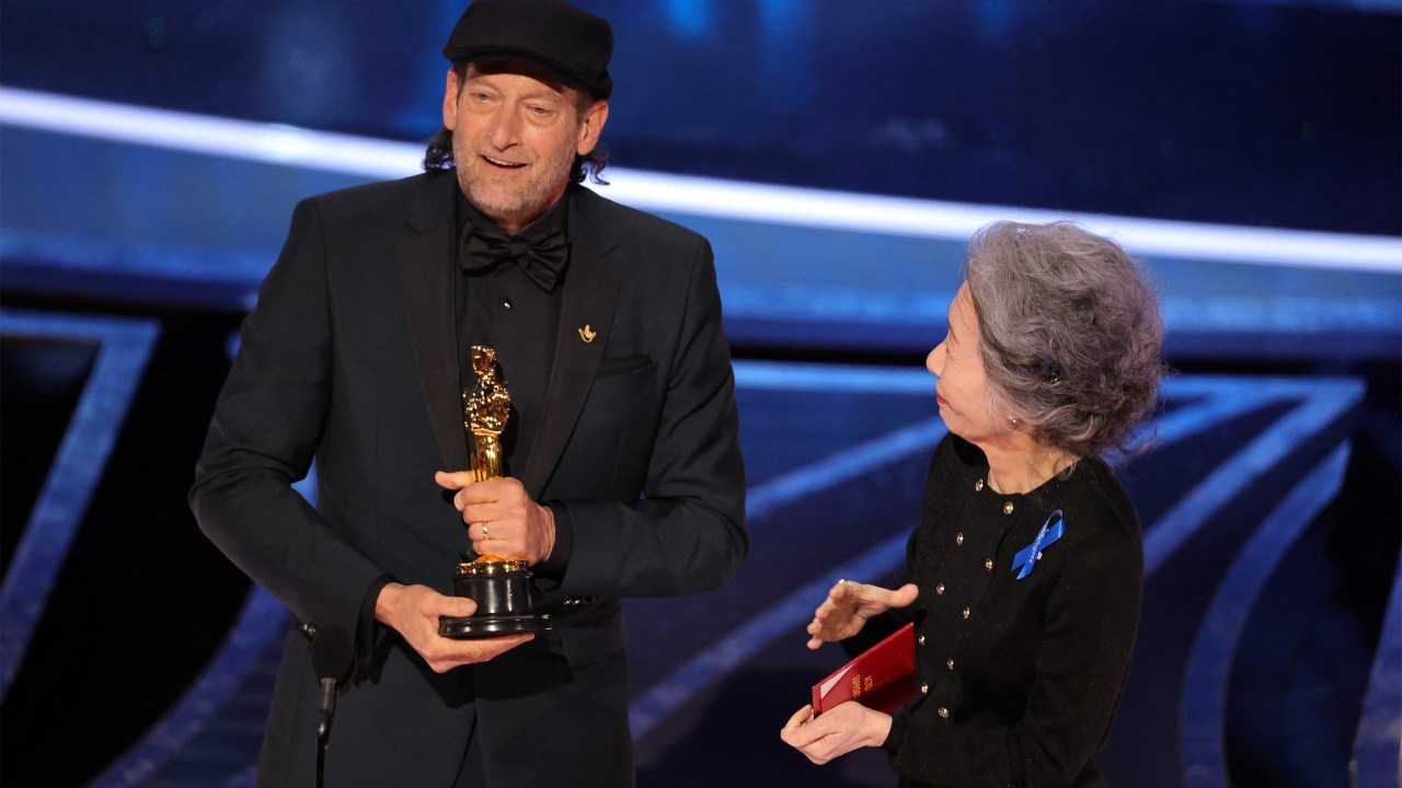 HOLLYWOOD, CALIFORNIA - MARCH 27: (L-R) Troy Kotsur accepts the Actor in a Supporting Role award for ëCODAí from Youn Yuh-jung onstage during the 94th Annual Academy Awards at Dolby Theatre on March 27, 2022 in Hollywood, California. Neilson Barnard/Getty Images/AFP (Photo by Neilson Barnard / GETTY IMAGES NORTH AMERICA / Getty Images via AFP)