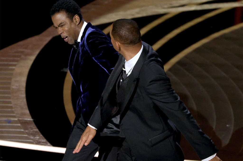 HOLLYWOOD, CALIFORNIA - MARCH 27: (L-R) Chris Rock and Will Smith are seen onstage during the 94th Annual Academy Awards at Dolby Theatre on March 27, 2022 in Hollywood, California. Neilson Barnard/Getty Images/AFP (Photo by Neilson Barnard / GETTY IMAGES NORTH AMERICA / Getty Images via AFP)