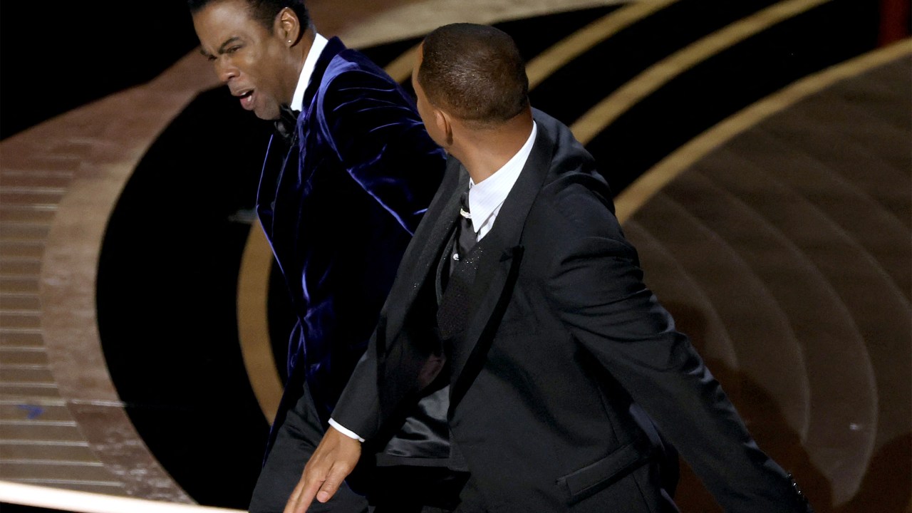 HOLLYWOOD, CALIFORNIA - MARCH 27: (L-R) Chris Rock and Will Smith are seen onstage during the 94th Annual Academy Awards at Dolby Theatre on March 27, 2022 in Hollywood, California. Neilson Barnard/Getty Images/AFP (Photo by Neilson Barnard / GETTY IMAGES NORTH AMERICA / Getty Images via AFP)