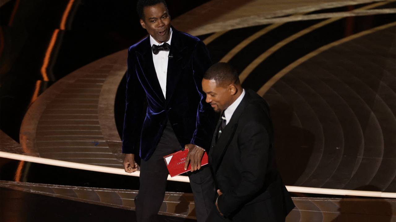 HOLLYWOOD, CALIFORNIA - MARCH 27: (L-R) Chris Rock and Will Smith are seen onstage during the 94th Annual Academy Awards at Dolby Theatre on March 27, 2022 in Hollywood, California. Neilson Barnard/Getty Images/AFP (Photo by Neilson Barnard / GETTY IMAGES NORTH AMERICA / Getty Images via AFP)