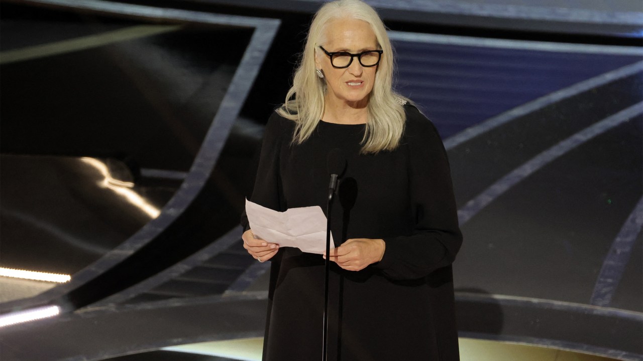 HOLLYWOOD, CALIFORNIA - MARCH 27: Jane Campion accepts the Directing award for ëThe Power of the Dogí onstage during the 94th Annual Academy Awards at Dolby Theatre on March 27, 2022 in Hollywood, California. Neilson Barnard/Getty Images/AFP (Photo by Neilson Barnard / GETTY IMAGES NORTH AMERICA / Getty Images via AFP)