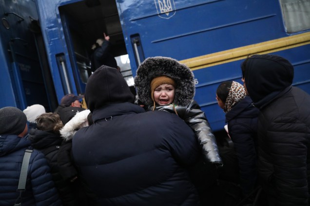 Ucranianos embarcam em trens de evacuação enquanto tentam deixar o país na estação de trem de Lviv, oeste da Ucrânia -