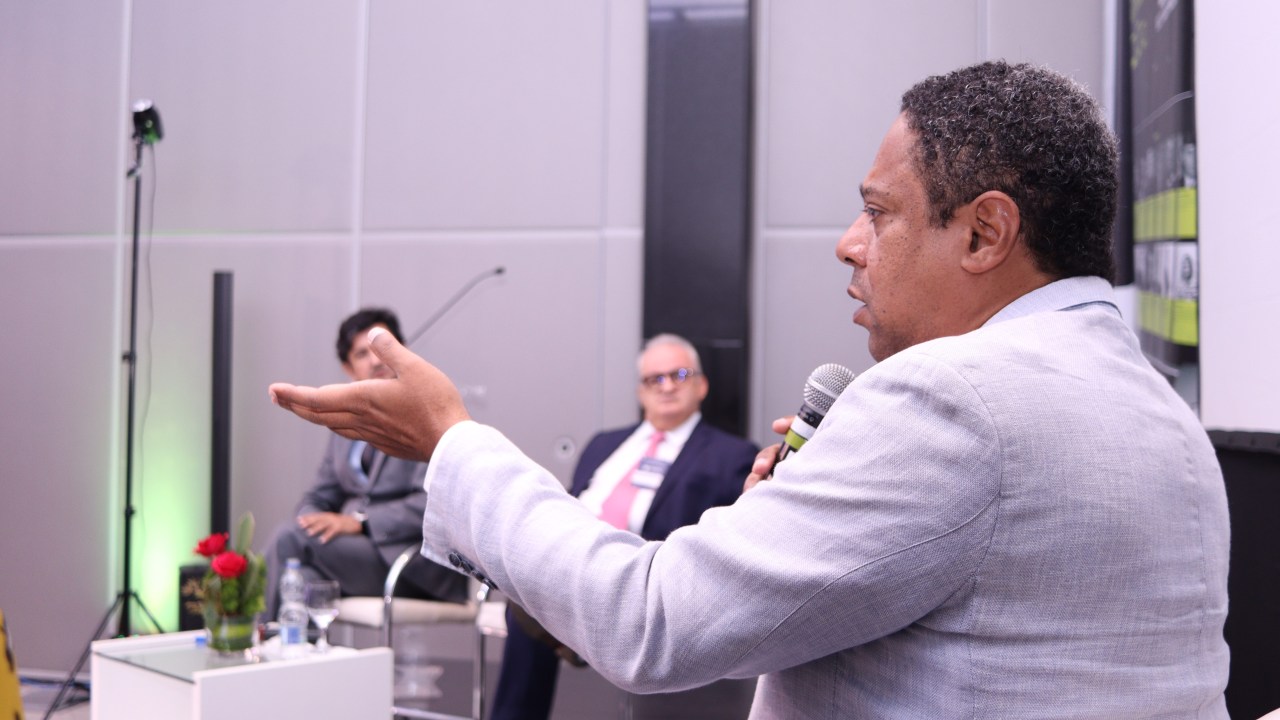 O deputado federal Orlando Silva (PCdoB-SP) fala durante painel da Essent Jus Experience