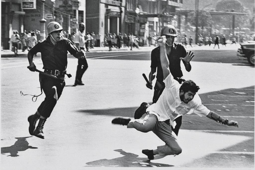 REPRESSÃO - Policiais agridem manifestante em 1968: crimes sem punição -