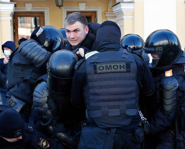 Policiais russos detêm um participante de uma manifestação não autorizada contra a 'operação militar especial' russa na Ucrânia, em São Petersburgo -
