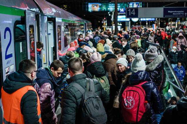 Passageiros se deslocam em uma plataforma após a chegada de um trem de Przemysl, em Berlim -