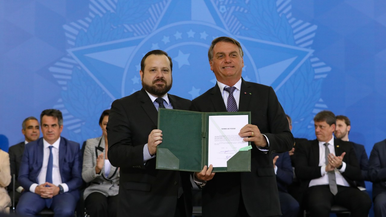 O novo ministro-chefe da Secretaria de Governo, Célio Faria Júnior, ao lado do presidente Jair Bolsonaro, na cerimônia de posse no Palácio do Planalto, nesta quinta-feira