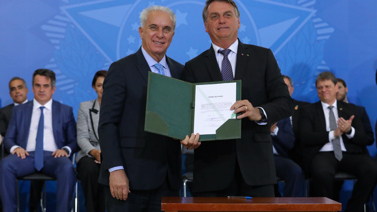 O presidente Jair Bolsonaro assina o termo de posse do novo ministro da Agricultura, Marcos Montes