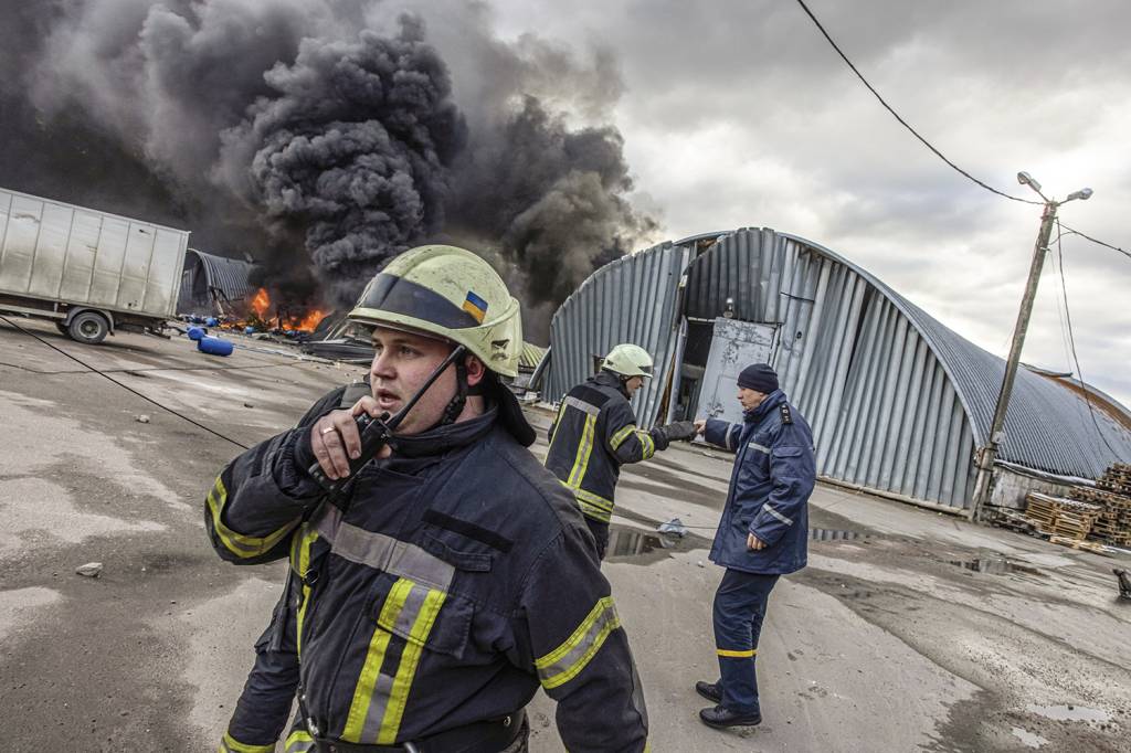 CAMPO DE BATALHA - Bombeiros combatem incêndio perto de Kiev: os custos da guerra -