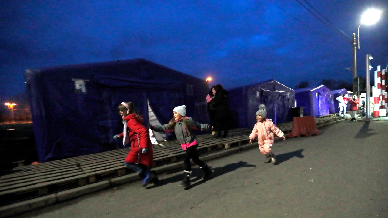 Siret (Romania), 06/03/2022.- Ukrainian kids play in front of the transit tents after passing through the border crossing of Siret, northern Romania, 06 March 2022. Since Russia began its military operation in Ukraine, some 225,000 Ukrainian people have entered Romania, over 150,000 of whom have left the country for other destinations, according to the latest report of the Border Police. (Rumanía, Rusia, Ucrania) EFE/EPA/ROBERT GHEMENT