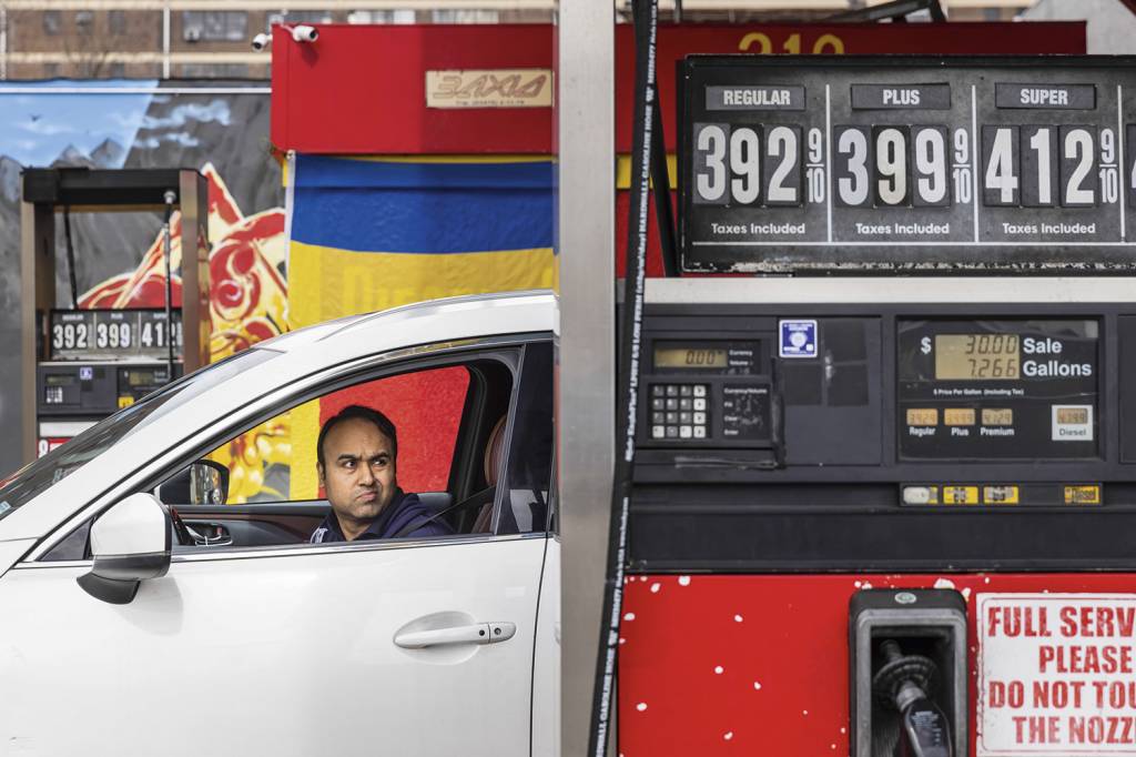 DESGOSTO - Posto de combustível em Nova Jersey: a tensão elevou os preços para consumidores de todo o mundo -