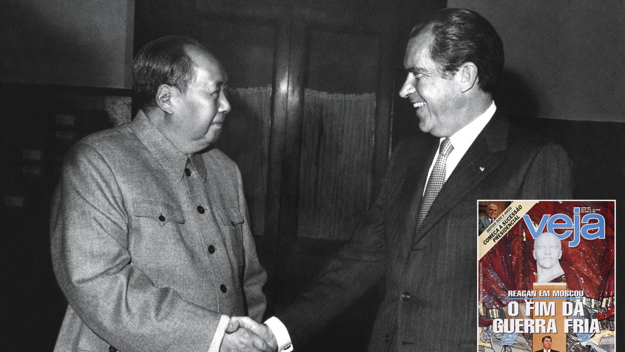 PERSPECTIVA - O encontro de Nixon e Mao, em 1972, e a capa de VEJA, em 1988: o mundo volta a ter dois poderosos blocos rivais -